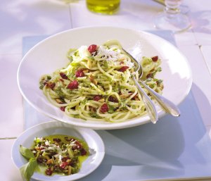 Spaghetti z pesto i żurawiną  prosty przepis i składniki