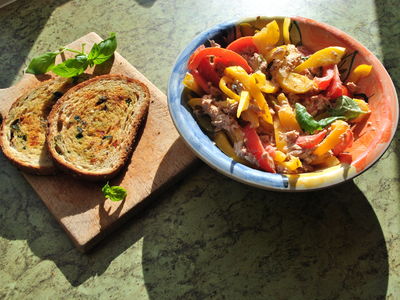Salatka z tunczykiem i grzanki bazyliowe