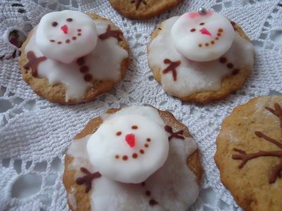 Zimowe ciasteczka imbirowe z roztapiającymi się bałwankami ...