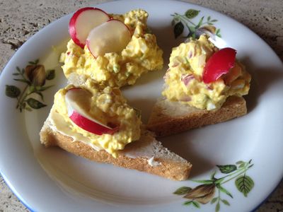 Pasta jajeczna ze szczypiorkiem i rzodkiewką na tostach