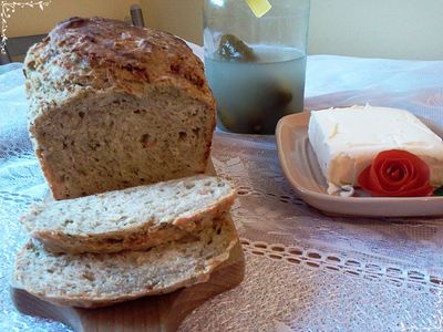 Chleb z rukolą i rzodkiewką na zakwasie