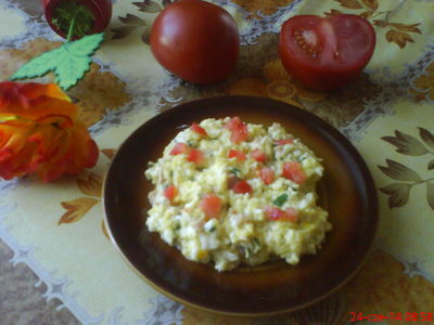 Jajecznica z pomidorem i kiełbasą