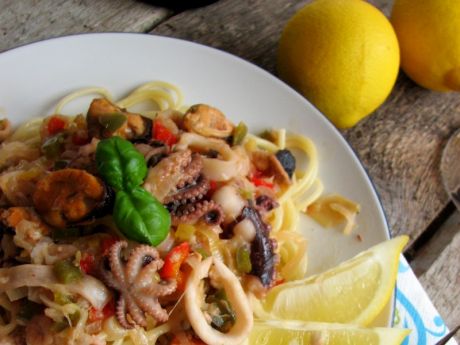 Spaghetti z owocami morza  przepisy kulinarne