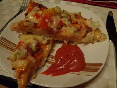 Ziołowa pizza z pieczarkami i szynką