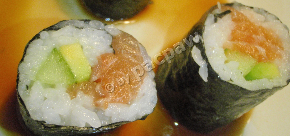 Sushi – maki z łososiem, awokado i ogórkiem (autor: pacpaw ...