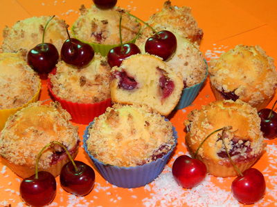 Muffinki z czereśniami i kokosową kruszonką