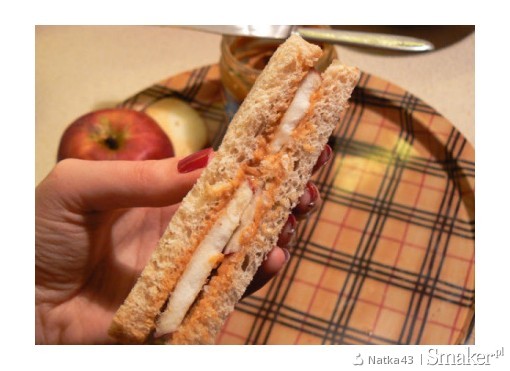 Śniadaniowy sandwich z masłem orzechowym i jabłkiem