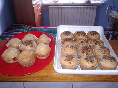 Duet otrębowych muffin: z kawałkami czekolady & z truskawką
