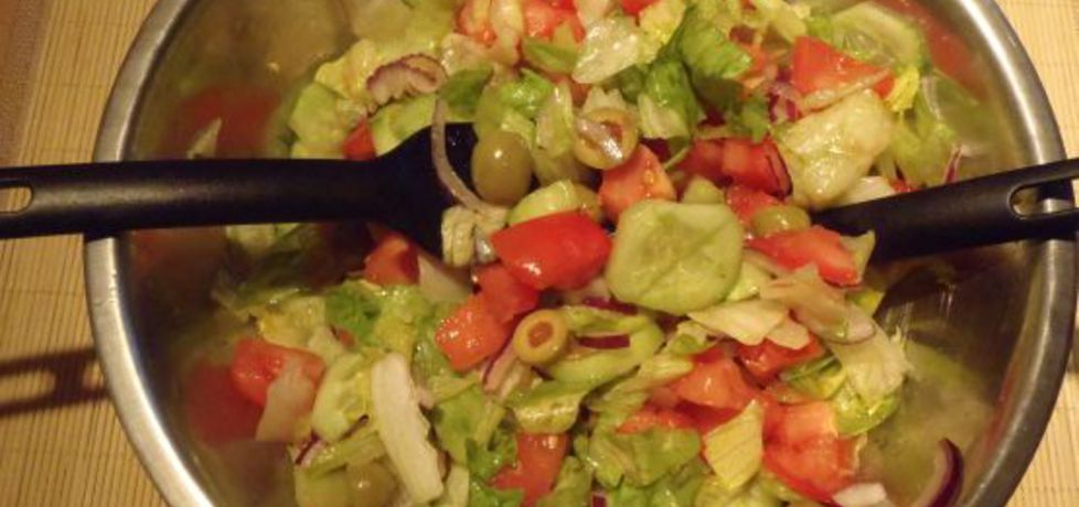 Surówka z sałąty pomidorów i oliwek (autor: magula ...