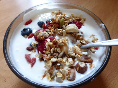 Zdrowy jogurt z domowym crunchy