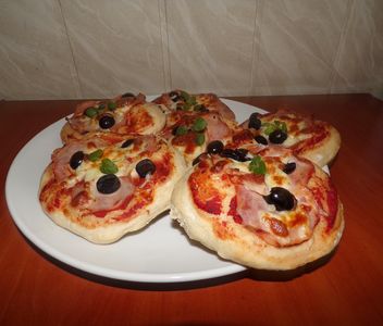 Pizzerinki z kiełbasą i oliwkami