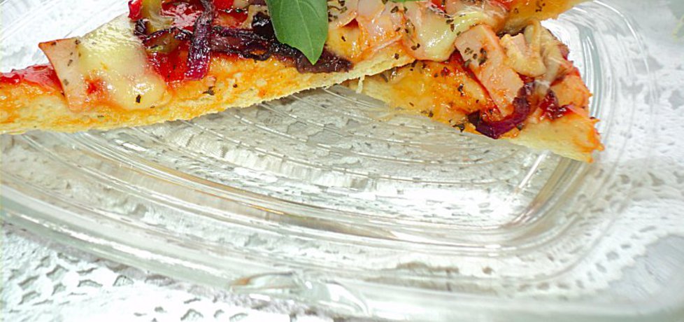 Pizza ziołowa na delikatnym cieście z duszoną cebulką i warzywami ...