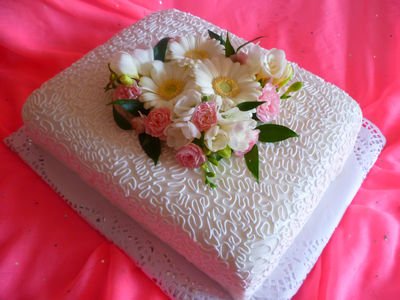 Tort na ślub z żywymi kwiatami