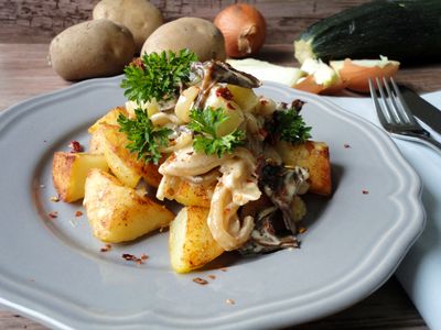 Smażone ziemniaki z kremowymi grzybami