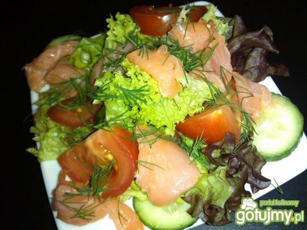 Przepis  mix sałat z łososiem i warzywami przepis