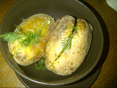 Pieczone ziemniaki w mundurkach z masłem czosnkowym ...