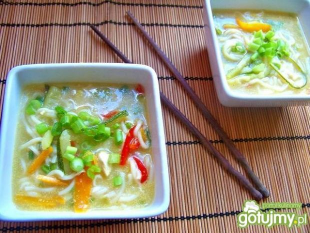 Przepis  tajska zupa z kurczakiem i mleczkiem przepis