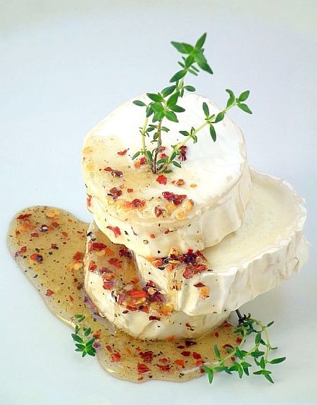 Camembert w pikantnym sosie miodowym