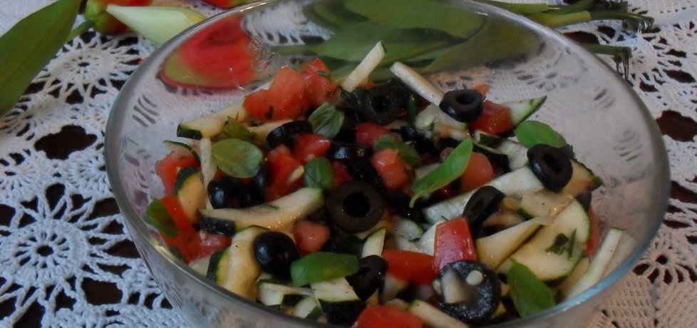 Sałatka zcukinii i pomidorów z oliwkami (autor: urszula