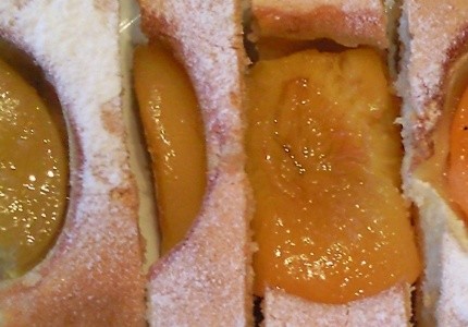 Ciasto biszkoptowe z brzoskwiniami
