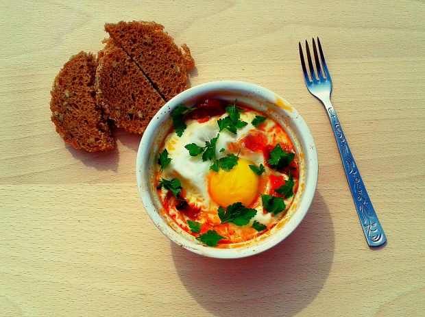 Przepis  jajko zapiekane z pomidorami i chorizo przepis