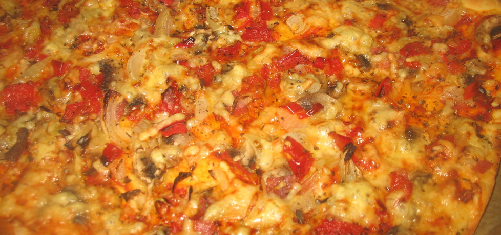 Pizza z salami, papryką i pieczarkami (autor: pani