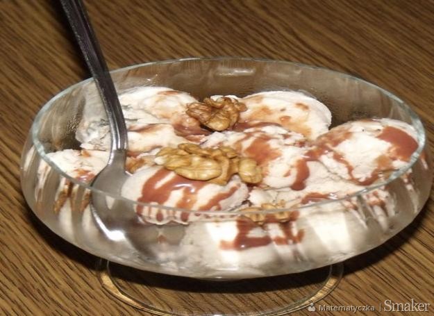 Jogurtowe lody chałwowe z orzechami włoskimi