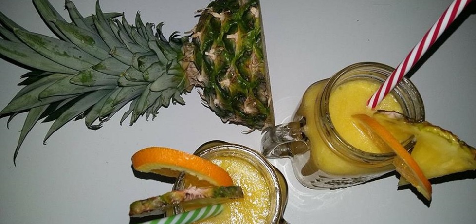 Orzeźwiający koktajl ananasowo