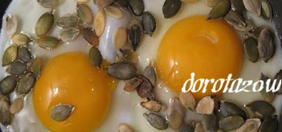 Jajka sadzone z pestkami dyni (autor: dorota20w)