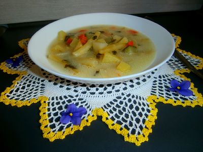 Delikatna zupa z fasolką szparagową i cukinią