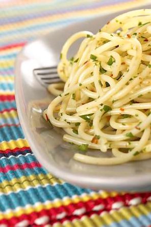 Spaghetti aglio olio peperoncino  prosty przepis i składniki