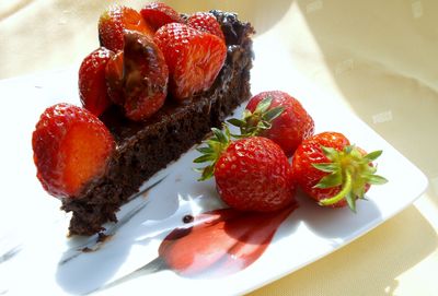 Ciasto czekoladowe bez mąki z truskawkami