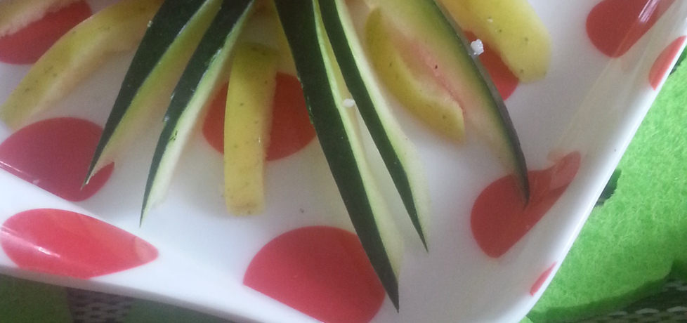 Owocowa sałatka arbuzowa z kuskusem , jabłkami o orzechami ...