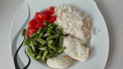 Gotowany kurczak z ryżem i warzywami.