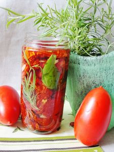 Pomidory suszone zalane gorącym olejem