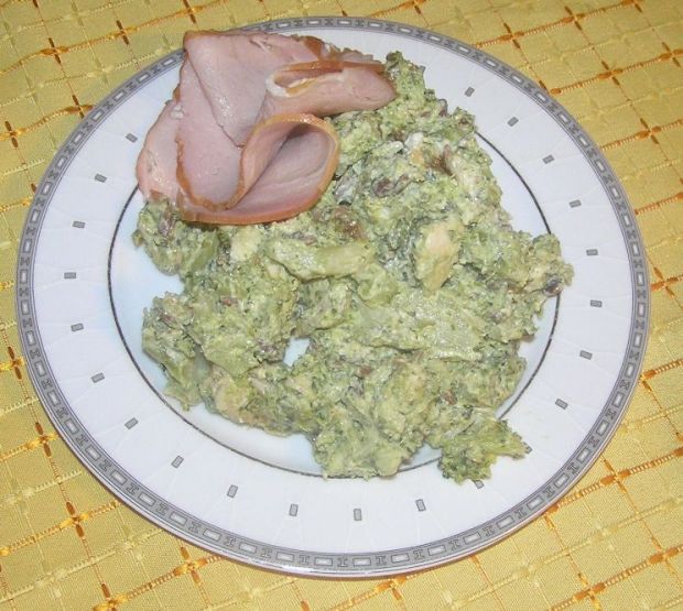 Przepis  sałatka brokułowa z kurczakiem przepis