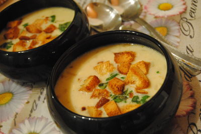 Kremowa zupa serowa z grzankami czosnkowymi