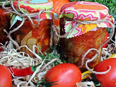 Sałatka ogórkowa w sosie pomidorowym