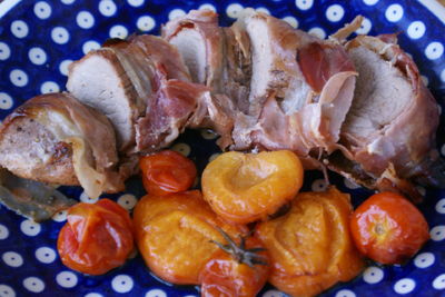 Polędwiczka wieprzowa z szynką, morelami i pomidorkami ...