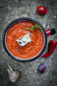 Zupa z pieczonych pomidorów i konfiturą śliwkową