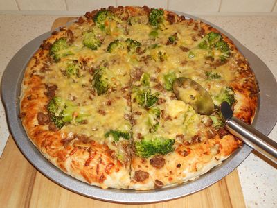 Pizza gyros z mielonym indykiem i brokułami