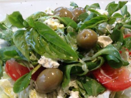 Przepis  grecka sałatka z oliwkami i roszpunką przepis