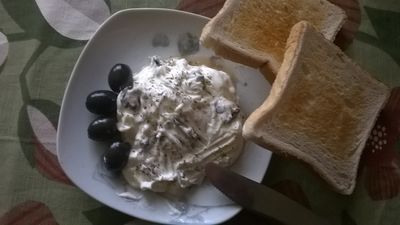 Pasta do tostów z czarnymi oliwkami