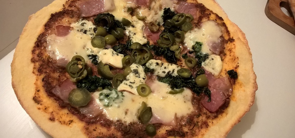 Pizza z szynką parmeńską i jarmużem (autor: ania321 ...