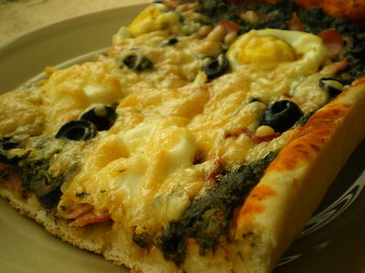 Pizza ze szpinakiem, oliwkami i jajkiem