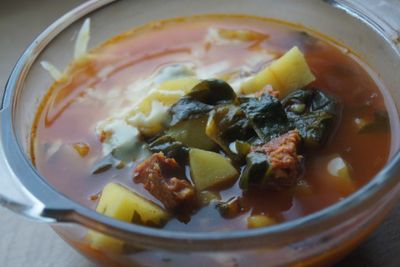 Zupa pomidorowa ze szpinakiem i chorizo