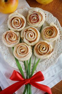 Bukiet z różami z ciasta francuskiego i jabłek