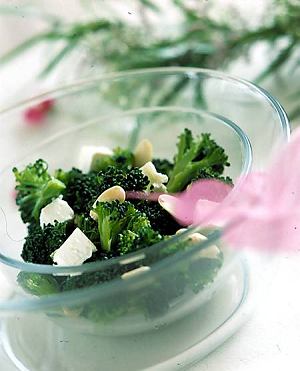 Sałatka z brokułów z fetą  prosty przepis i składniki