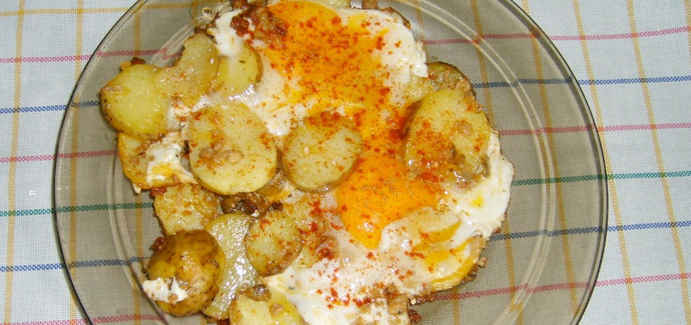 Syte śniadanie z jajkami na ziemniakach (autor: zdzislaw ...