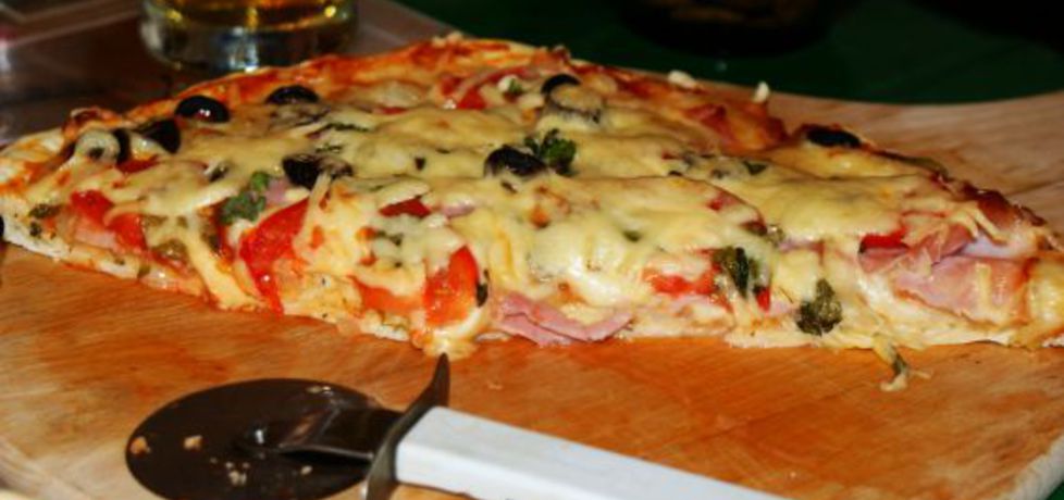 Pizza z szynką mozzarellą i oliwkami (autor: aleksandraa ...